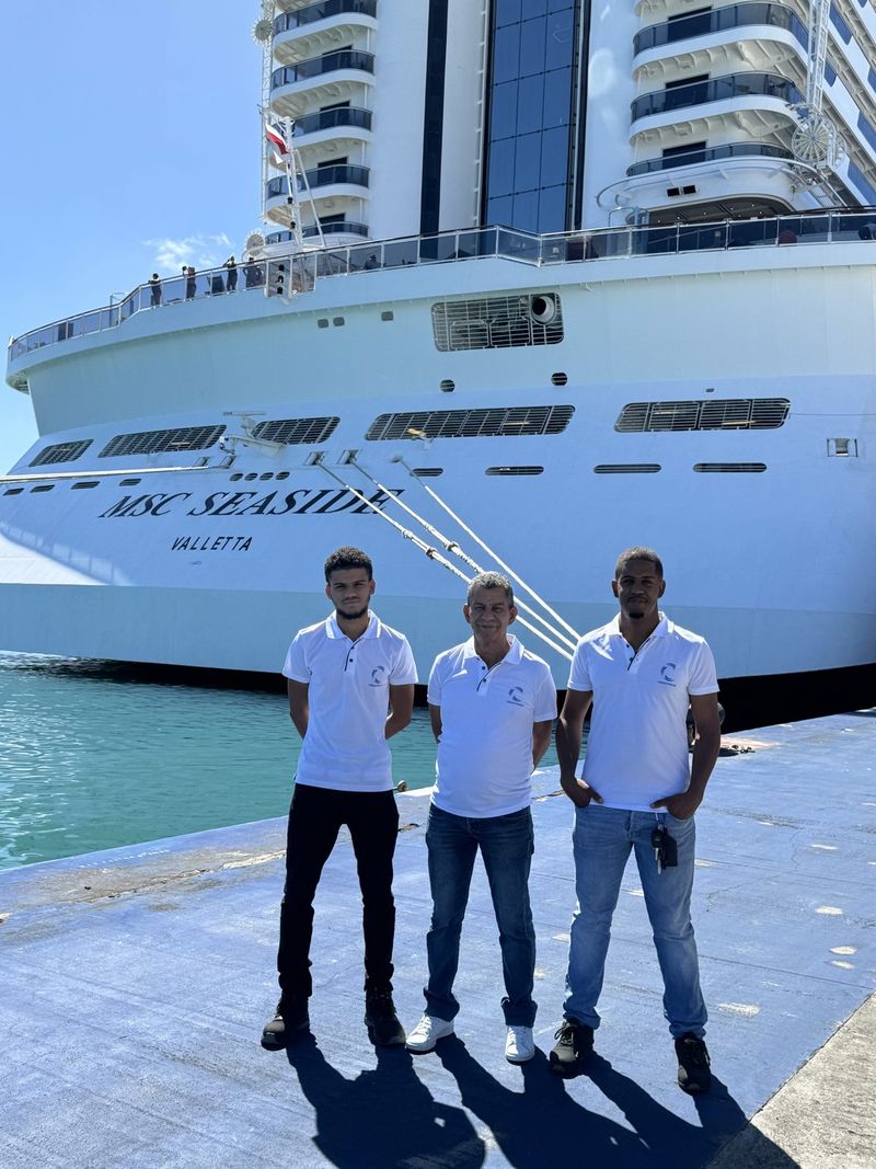 Karl, Dominique et Kévin CHAUVET en polo CHAUTRAM sur le quai, devant un navire de croisière