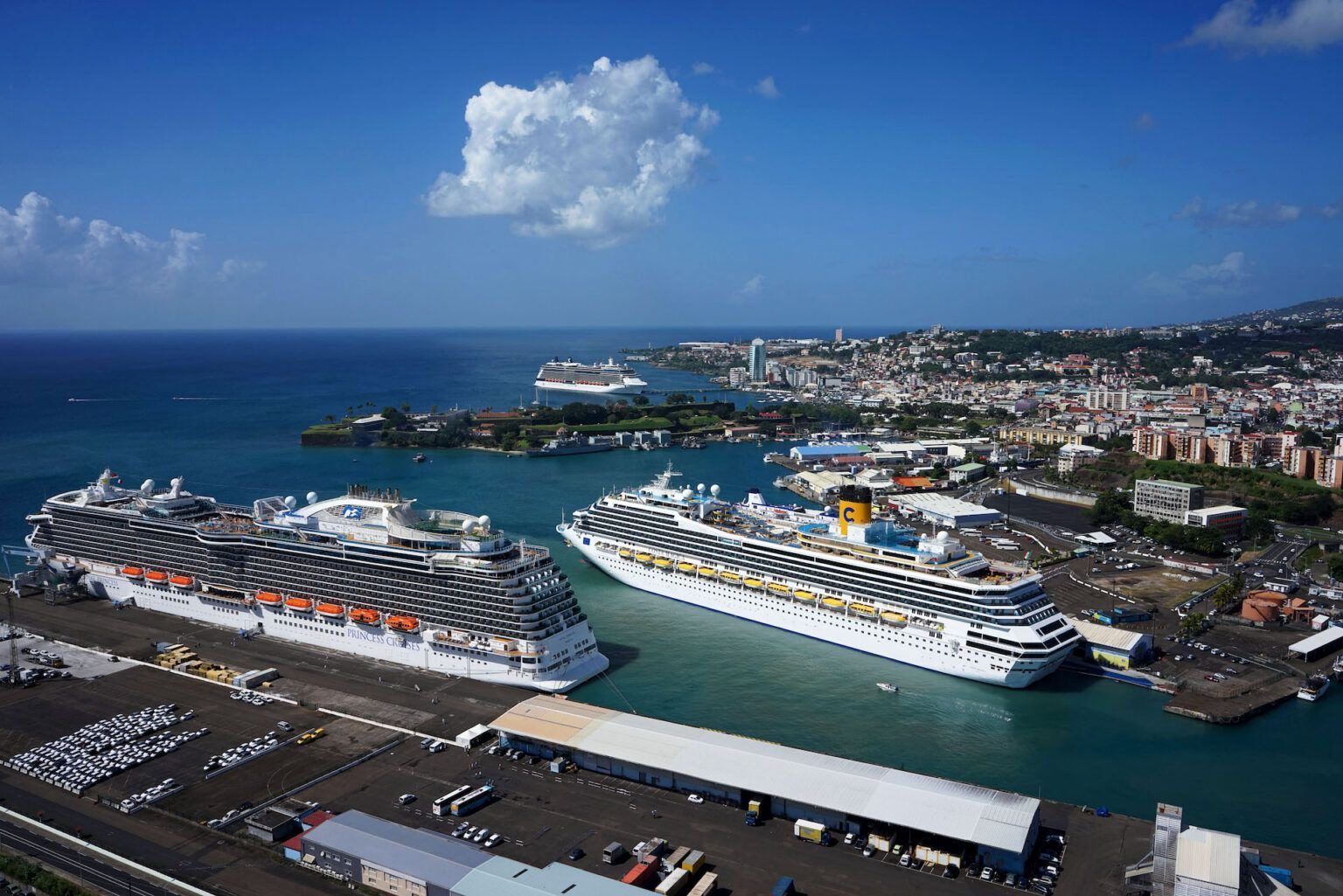 Navires de croisière à quai au port de Fort-de-France